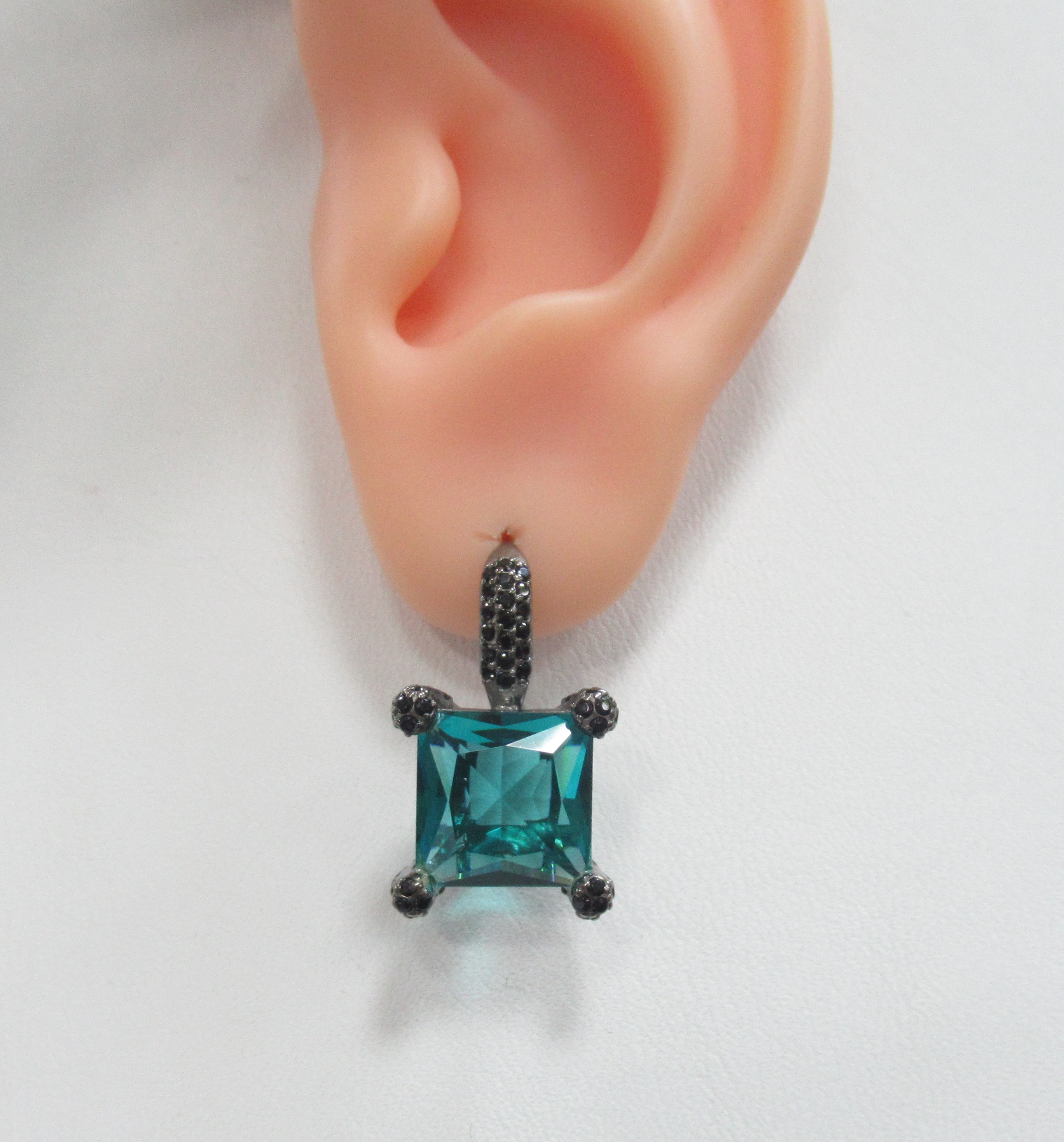 Серебряные серьги с ювелирным стеклом и шпинелью